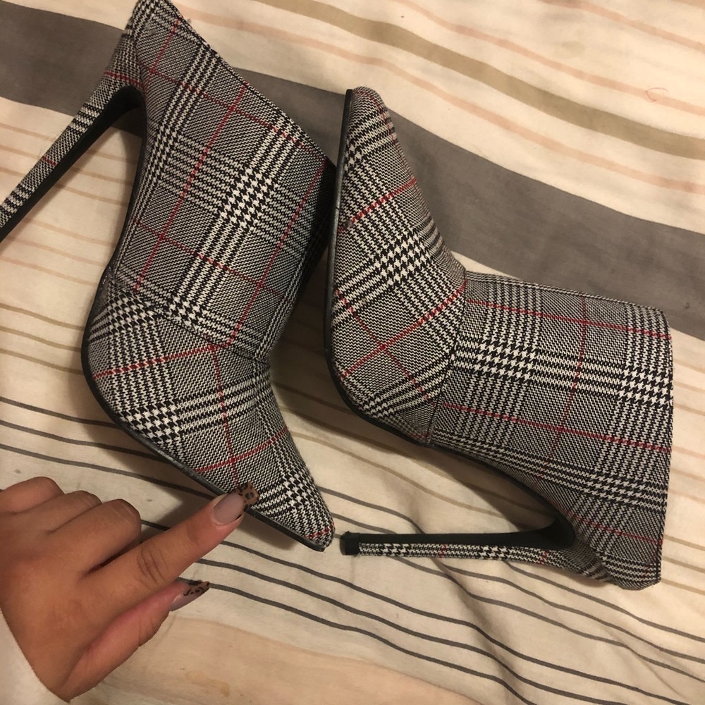 Never worn Fashion Nova slip on heels